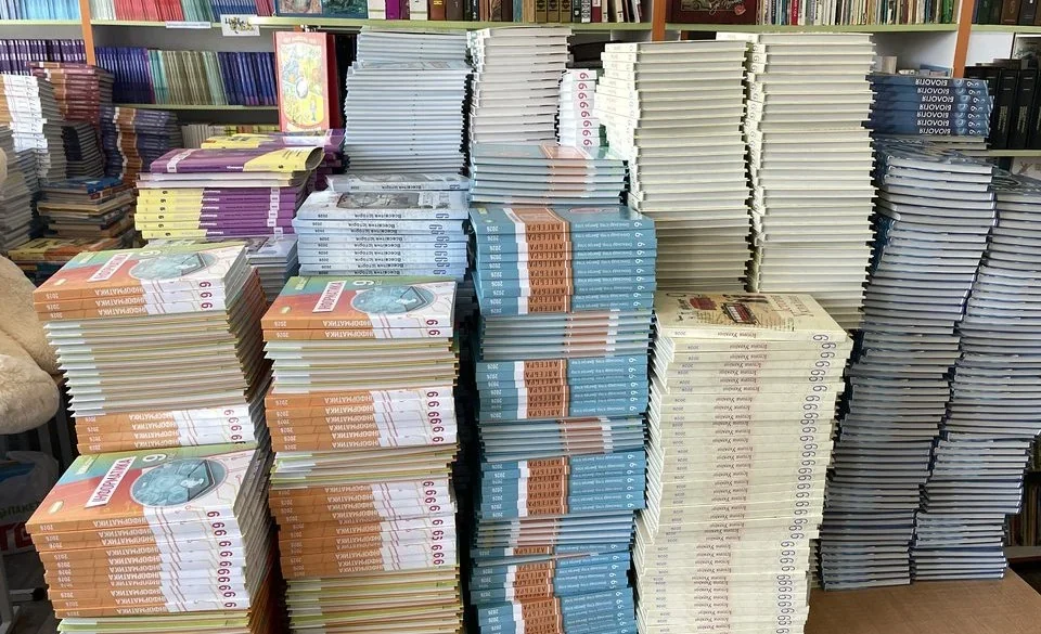 Стоси підручників інформатики для 9 класу та інших шкільних книг у книгарні