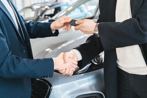 Автосалоны и дилеры — иллюстрация