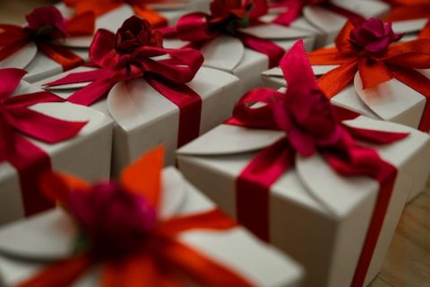 Подарки и сувениры — иллюстрация