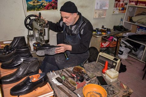 Ремонт обуви — иллюстрация