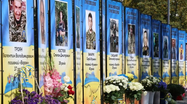 Меморіальні банери полеглих захисників і квіти на Алеї памʼяті
